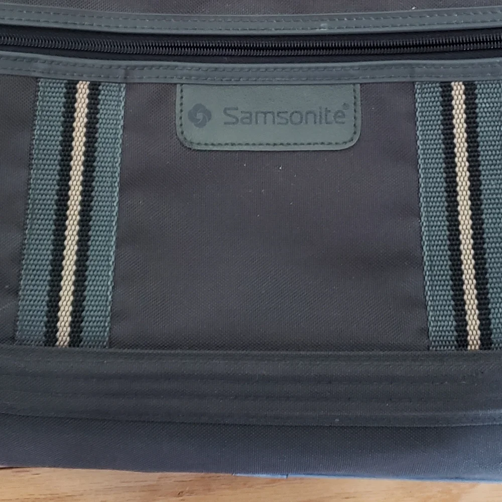 Samsonite Carry on Overnight Canvas Bag Green Shoulder Strap Weekend Travel Tech